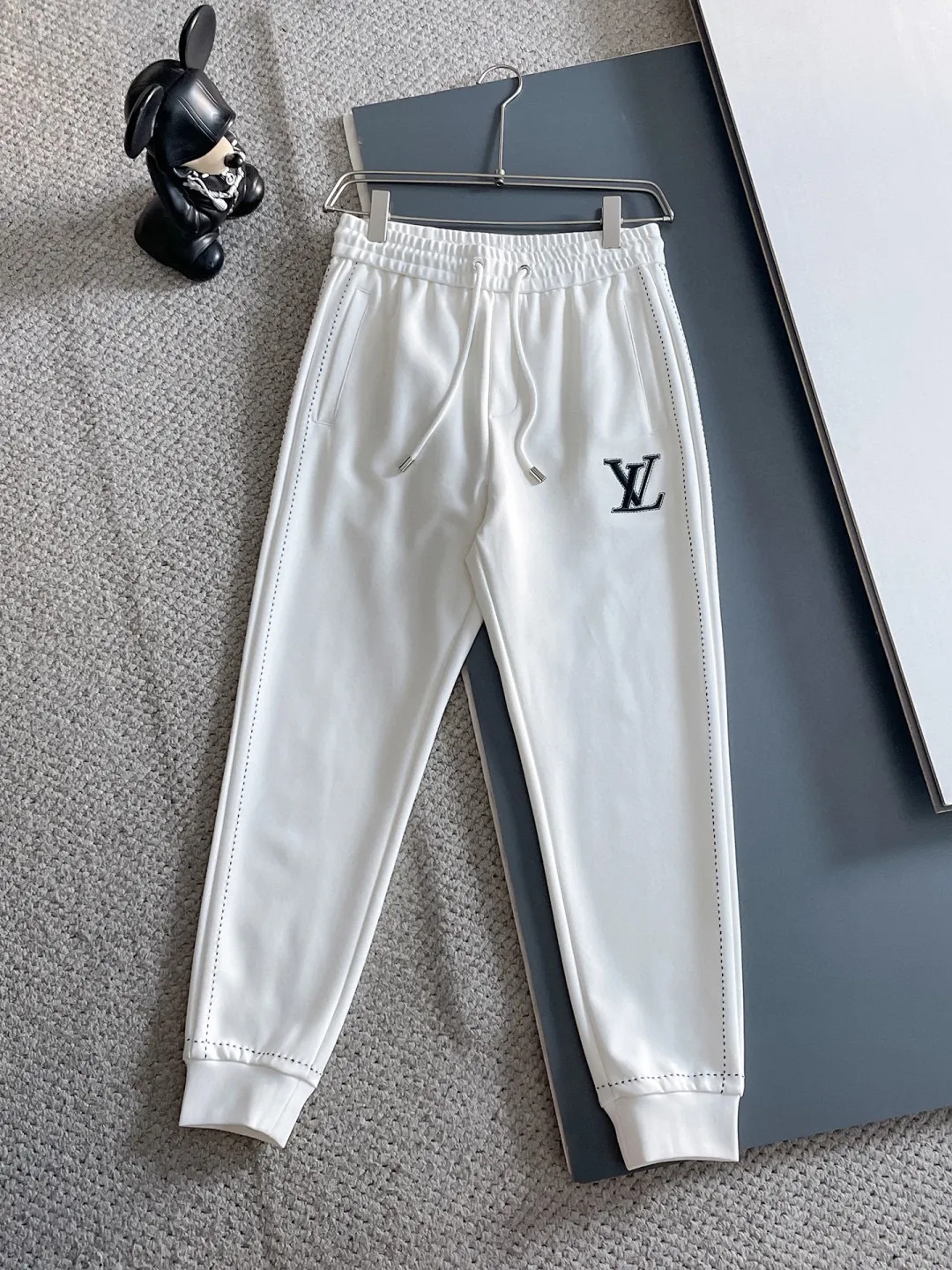 🅿️720 LV hot-selling suit is coming. Focus on the original version of the official website. 2025 new hot-selling cardigan suit. The original order is the best. 🇭🇰The meticulous work of top designers. It has a fitting and perfect upper body effect. All-natural high-quality Tencel Roman cotton 100%, close-fitting comfort, noble and elegant! Original hardware embodies elegance and nobility! Counter size: M-3XL (maximum wear up to 190 pounds)